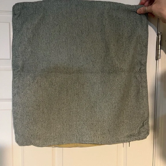 Leaf Patterned Pillowcases - Picture 3 of 7